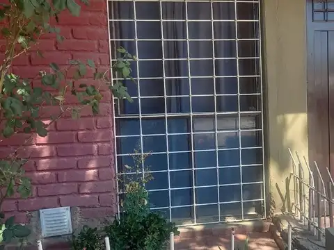 Casa 7 ambientes con 1 baño