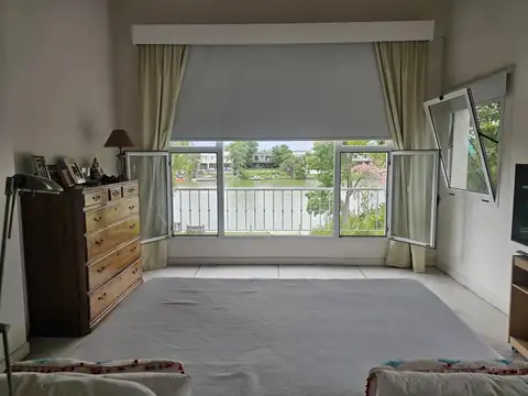 Casa en Alquiler con 2 cocheras