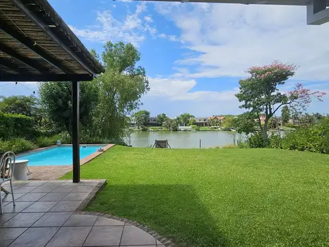 Casa en alquiler anual al agua en Santa Bárbara, 5 dormitorios impecable, cómoda y luminosa
