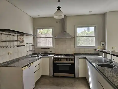 Casa en alquiler anual al agua en Santa Bárbara, 5 dormitorios impecable, cómoda y luminosa