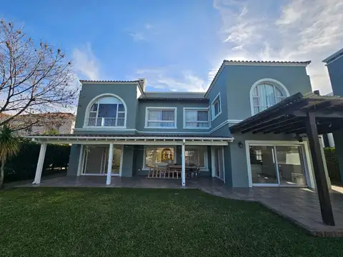 Casa en alquiler anual al agua en Santa Bárbara, 5 dormitorios impecable, cómoda y luminosa
