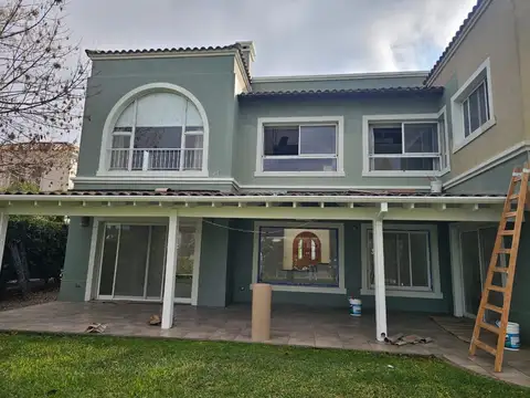Casa en Alquiler con 2 cocheras