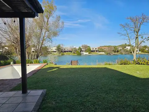 Casa en alquiler anual al agua en Santa Bárbara, 5 dormitorios amplia y luminosa