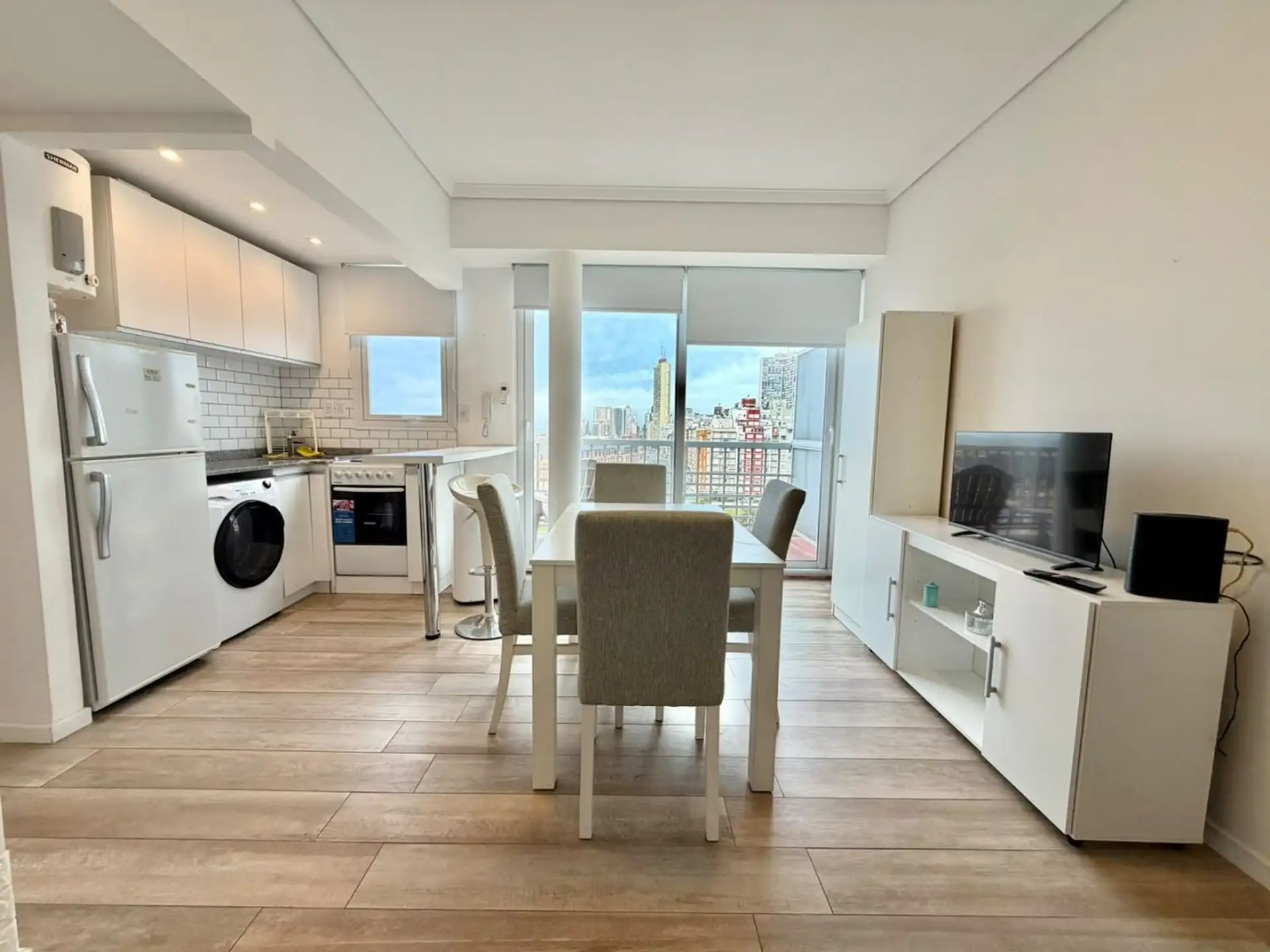 Venta de Departamento 2 Ambientes a la calle con balcón terraza en Plaza Colón