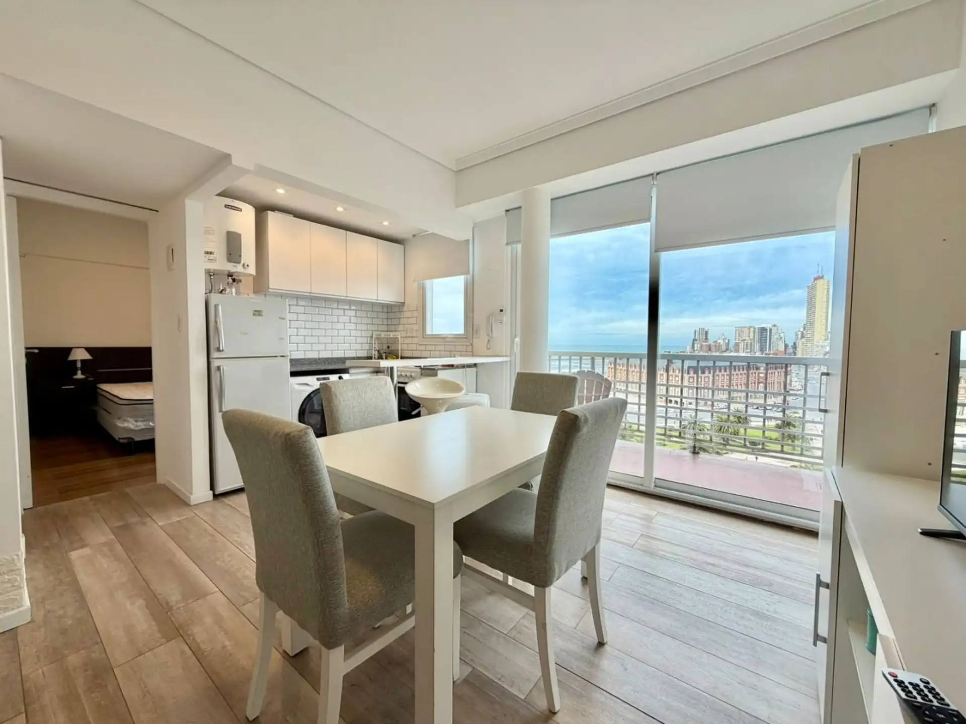 Venta de Departamento 2 Ambientes a la calle con balcón terraza en Plaza Colón