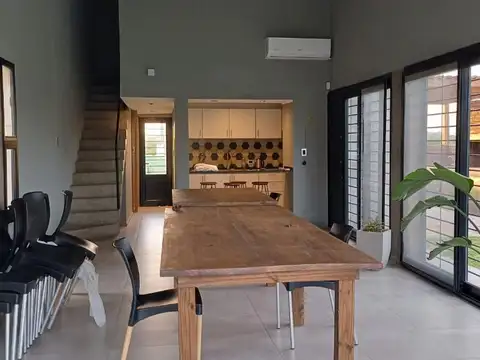 Casa 2 ambientes con 2 baños