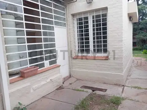 Casa 7 ambientes con 2 baños