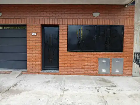 PH - Venta -  Lomas del mirador con garage  y entrada independiente