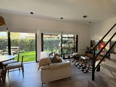 Casa 4 ambientes con 2 baños