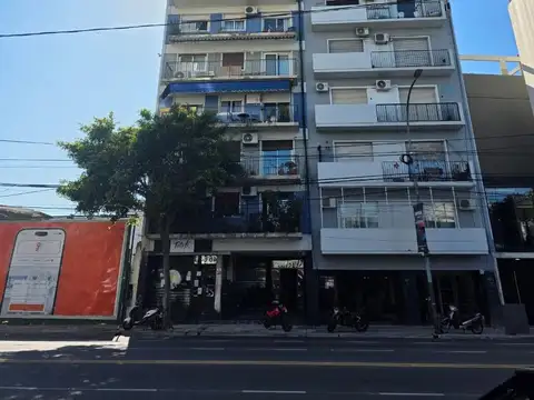 ALQUILER  - Dpto 4 amb. en Vicente López con cochera y balcón