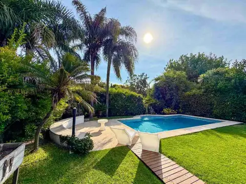 Casa en Alquiler con 4 cocheras