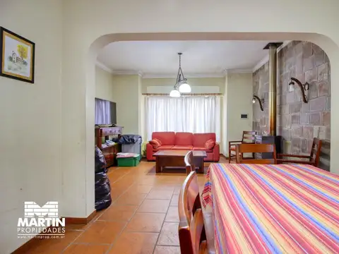 Casa 4 ambientes con 2 baños