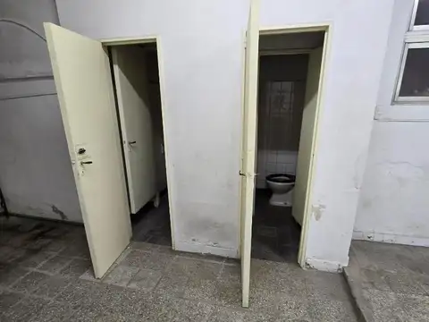 Local con entre-piso, vía pública, buen frente