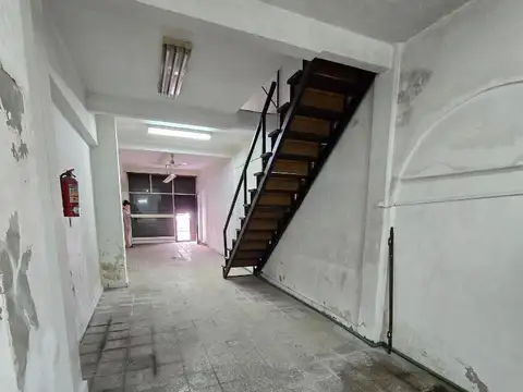 Local con entre-piso, vía pública, buen frente