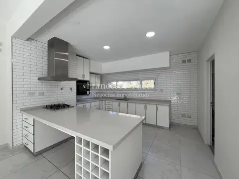 Casa en Venta con 4 cocheras