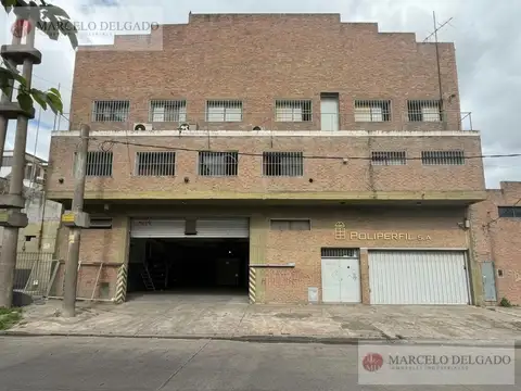 Galpón Ideal para instalar tu empresa con buena altura y doble entrada camion.