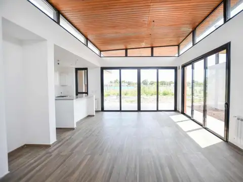 Casa 4 ambientes con 2 baños