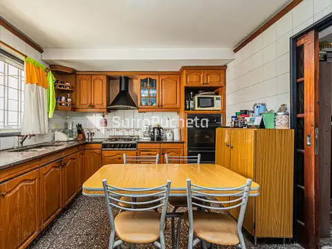Venta casa 5 ambientes con quincho y parque en Haedo Sur