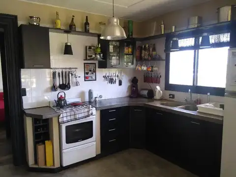 Casa 4 ambientes con 2 baños