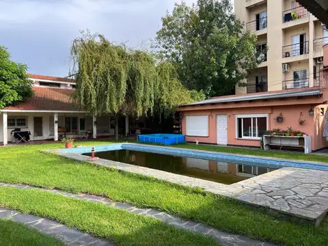 Casa en Venta con 3 cocheras