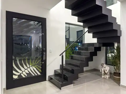 Casa 6 ambientes con 4 baños