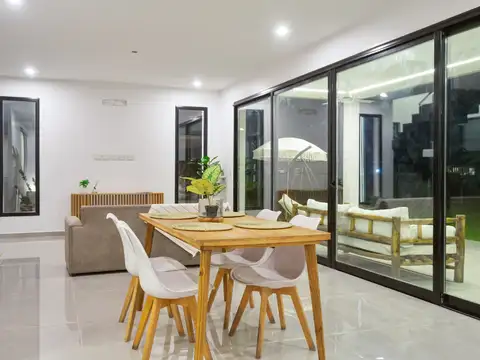 Casa en Venta con 2 cocheras