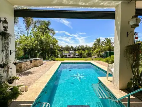 Casa en Alquiler con 2 cocheras