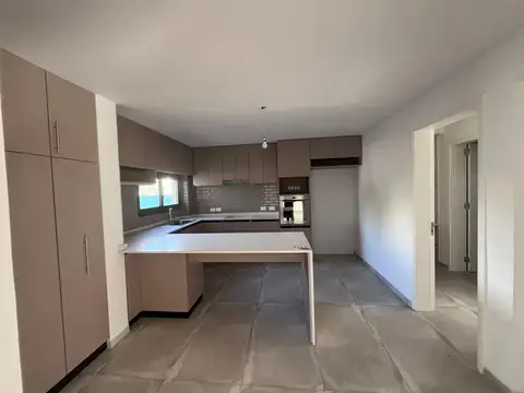 Casa 8 ambientes con 3 baños
