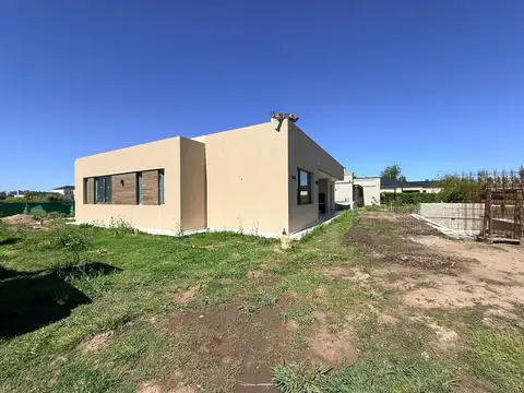 Casa 4 ambientes con 4 baños
