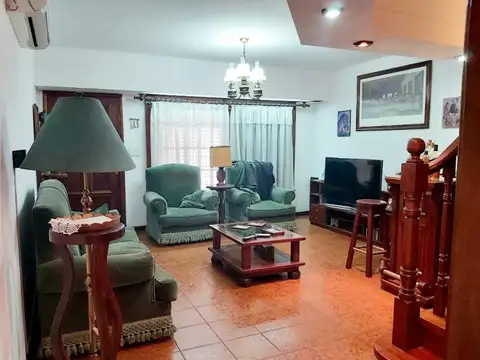 531 E/ 12 Y 13: CASA EN VENTA 2 DORMITORIOS Y COCHERA CUBIERTA PASANTE 3 AUTOS