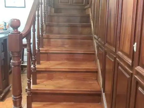 531 E/ 12 Y 13: CASA EN VENTA 2 DORMITORIOS Y COCHERA CUBIERTA PASANTE 3 AUTOS