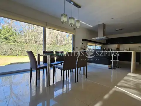 Casa 4 ambientes con 4 baños