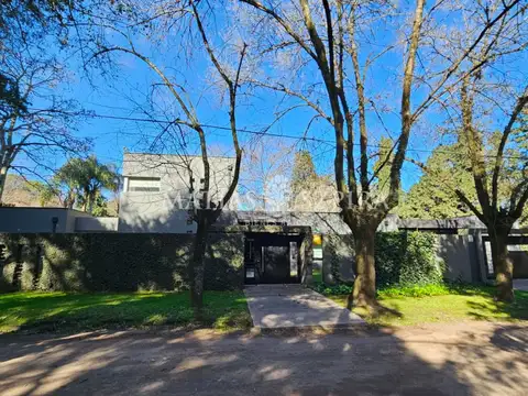 Hermosa casa 4 ambientes estilo minimalista en Parque Leloir