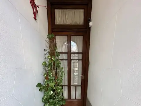 VENTA  DE AMPLIO PH  4 AMBIENTES , BUENA DISTRIBUCIÓN , FUNCIONAL, PATIO CUBIERTO/ZONA COMERCIAL