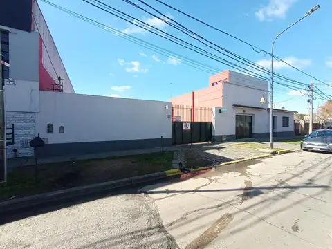 Venta de terreno con 2 casas de 3 ambientes, cochera y tinglado
