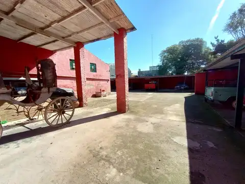 Venta de terreno con 2 casas de 3 ambientes, cochera y tinglado
