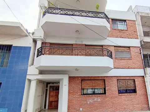 Dpto 2 Amb al Frente C/Balcon, 1º piso x esc.