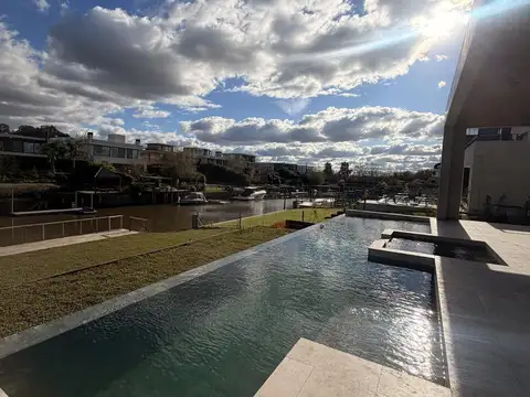 Casa en Venta con 3 cocheras