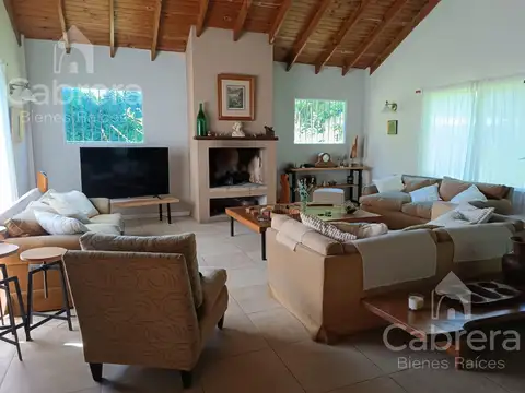 Casa de tres dormitorios en venta en Villa Elisa