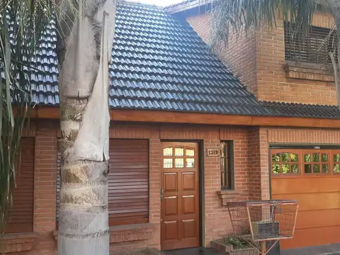 chalet fondo , garage y parrilla