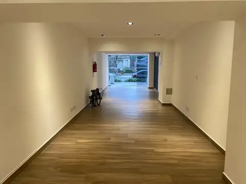 EXCELENTE LOCAL CON COCHERA FIJA - UN AÑO DE ANTIGUEDAD -60M/2 - BAÑO -COCINA.