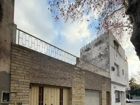CASA A REFACCIONAR O MODERNIZAR GARAJE 2 PATIOS TERRAZA