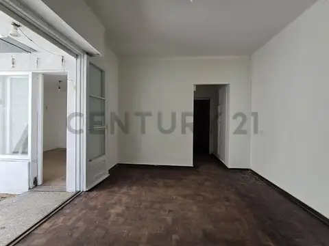 VENTA DEPARTAMENTO 2 AMBIENTES CON PATIO EN FLORES