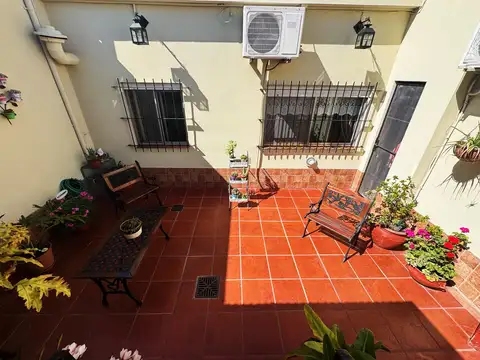 Casa en venta de tres ambientes con patio y terraza