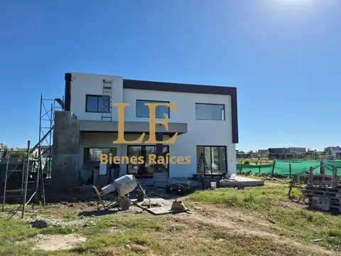 Casa en Venta con 4 cocheras