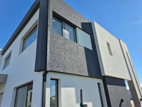 Casa en Venta con 4 cocheras