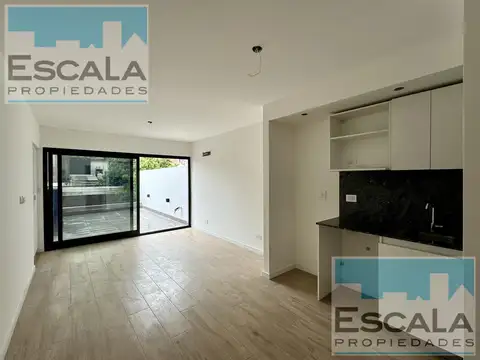 Departamento monoambiente con parrillero y patio exclusivo en venta Abasto