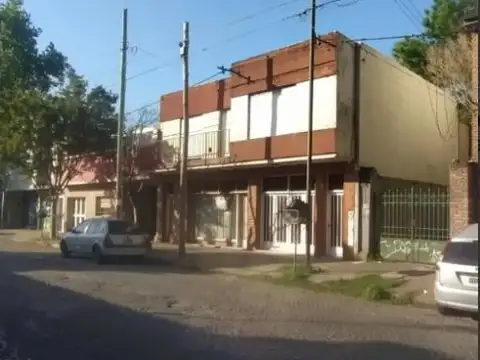 Lote con Casa a reciclar en el casco