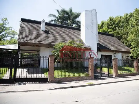 GRAN CHALET EN ESQUINA - EXCELENTE UBICACION