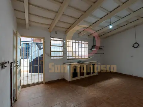 Casa 8 ambientes con 4 baños